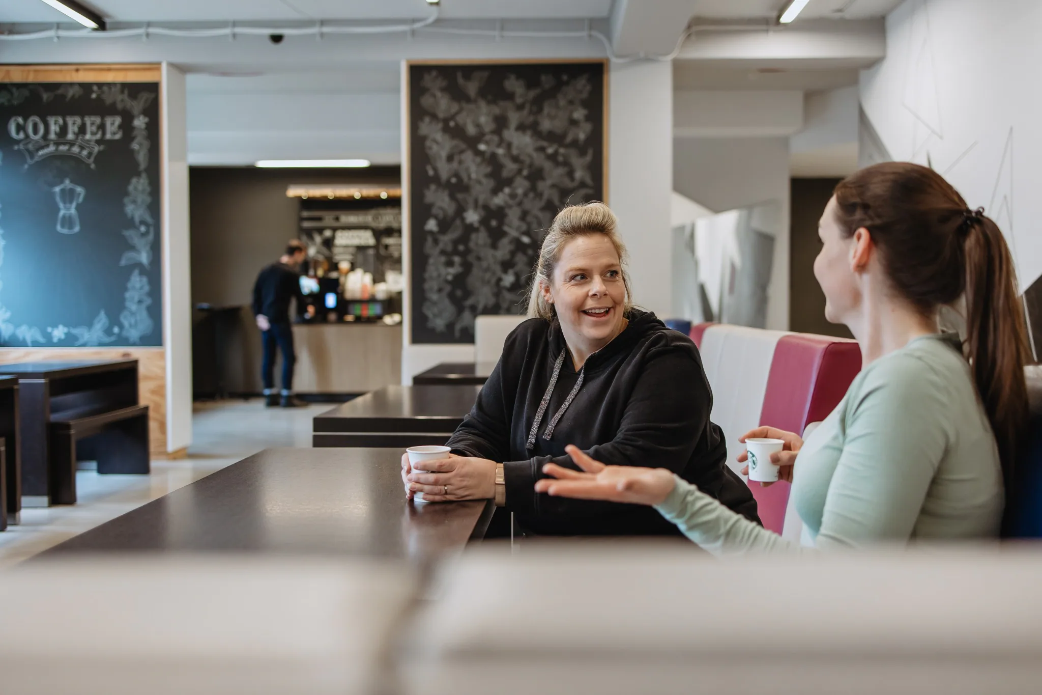 Persönlicher Austausch in einer Lounge auf dem Campus
