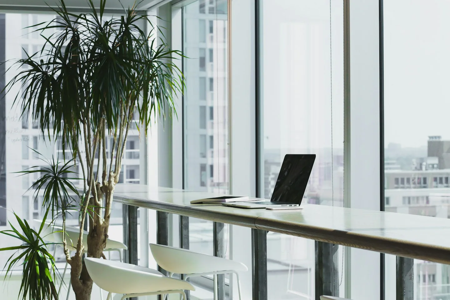 Heller Arbeitsplatz mit Schreibtisch und Laptop