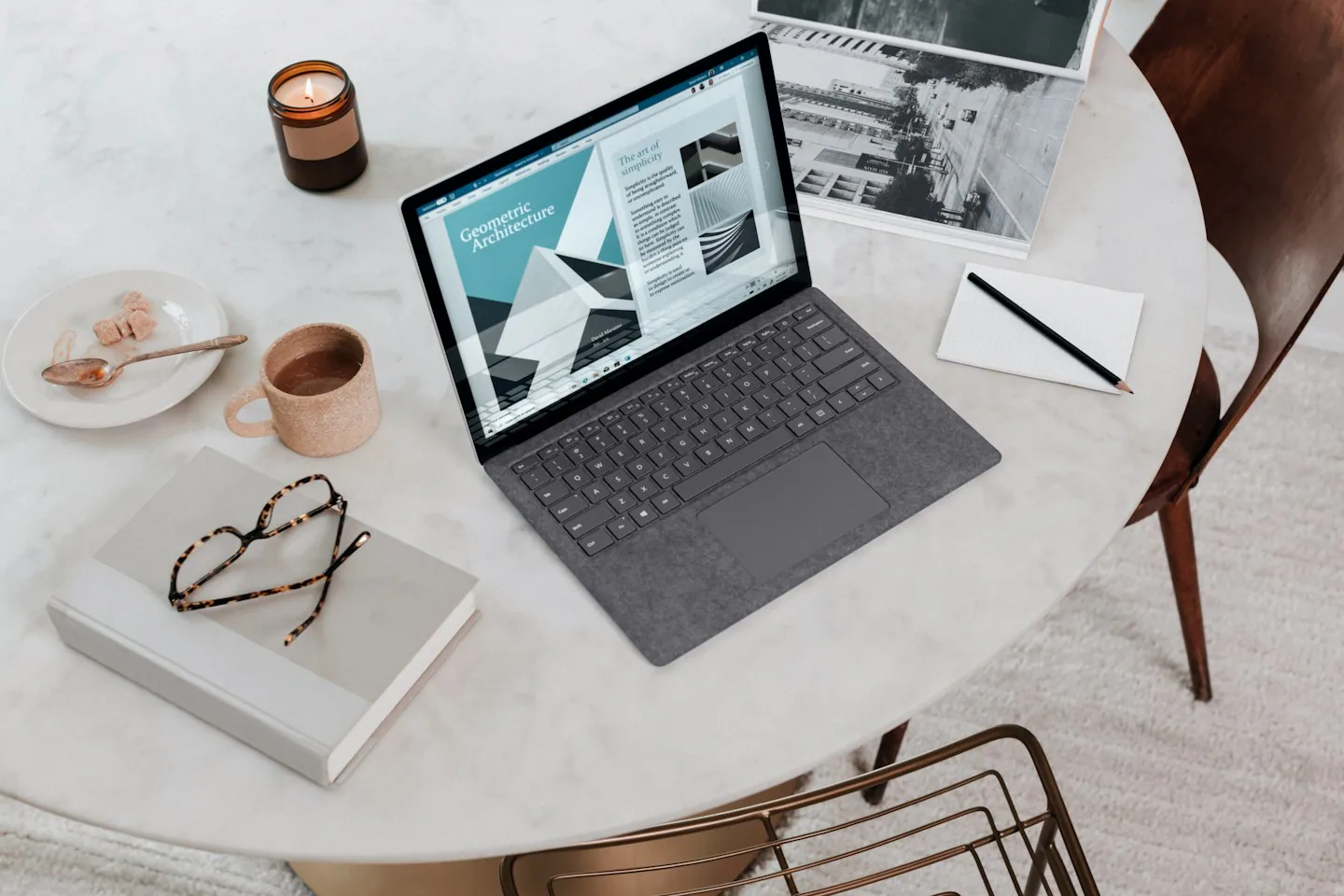 Laptop und Notizmaterial an einem Arbeitsplatz