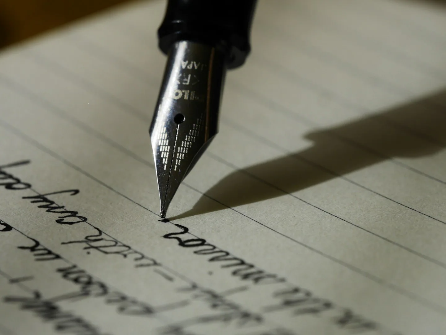 Füllfederhalter auf handschriftlichen Notizen