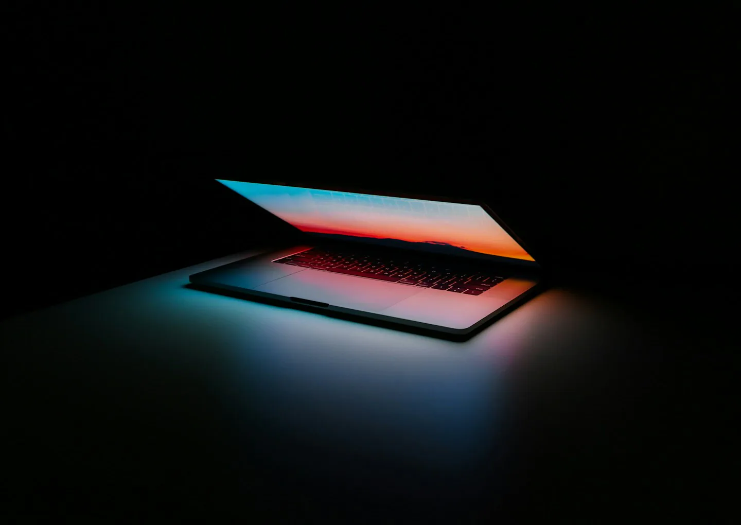 Aufgeklappter Laptop mit beleuchtetem Bildschirm