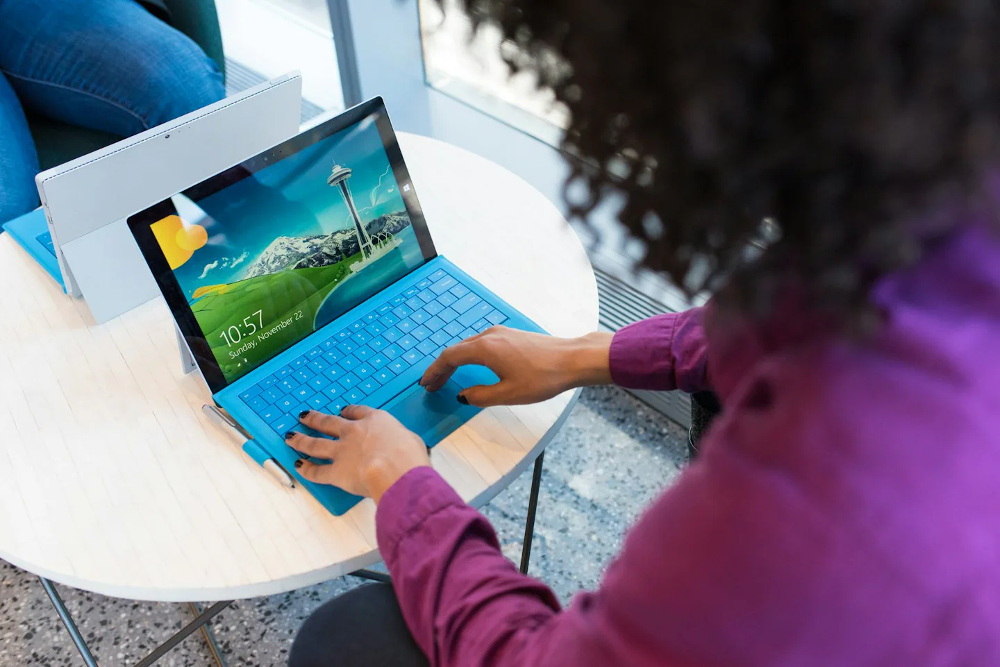Person bei der Arbeit an einem Laptop