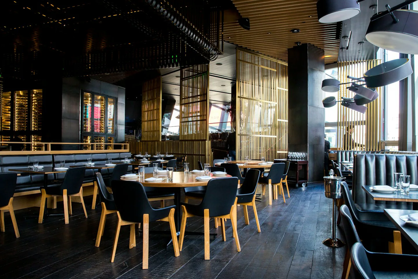 Tische und Stühle in einem Restaurant