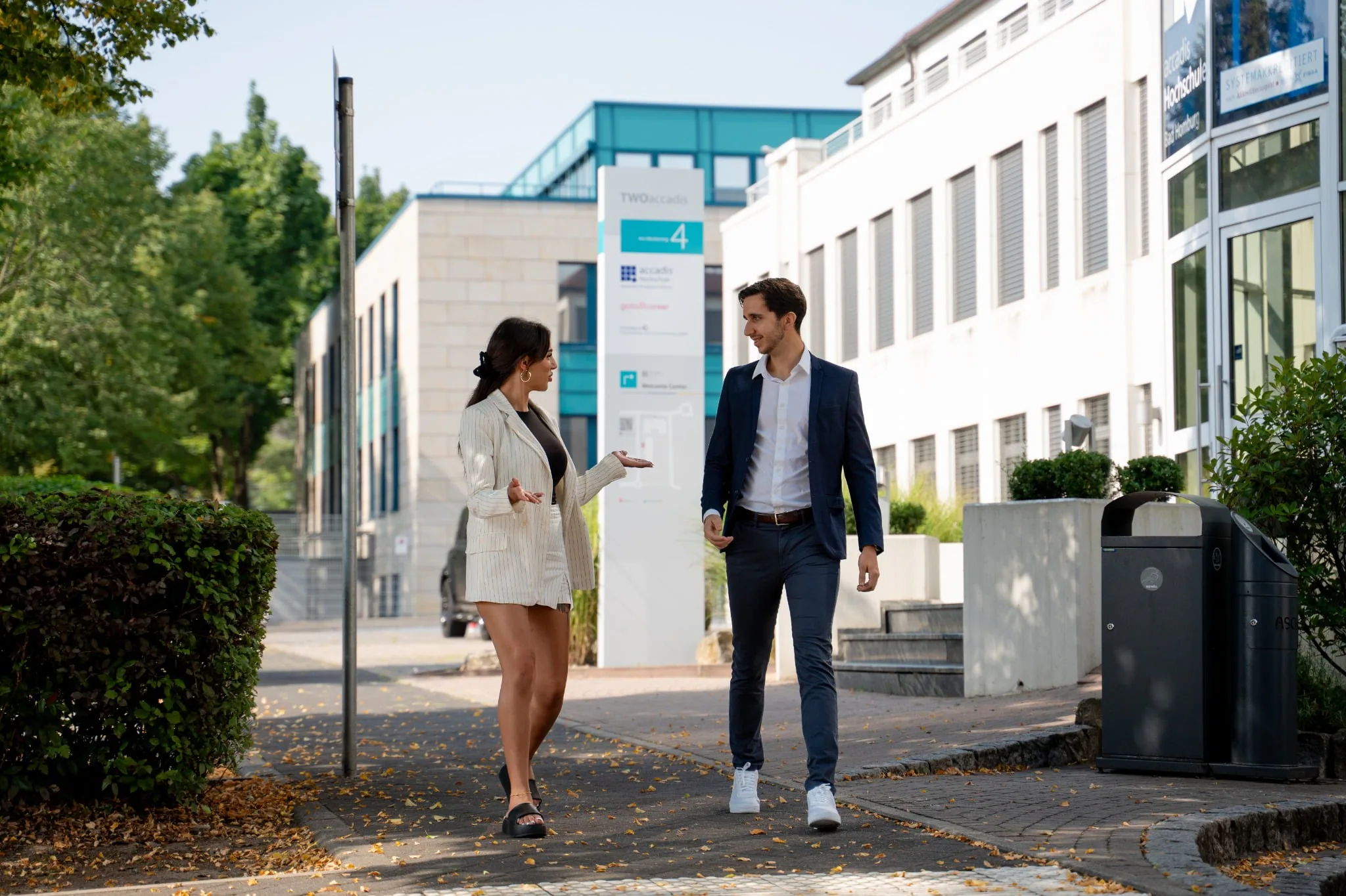 Zwei Menschen im Gespräch auf dem accadis SÜDCAMPUS in Bad Homburg