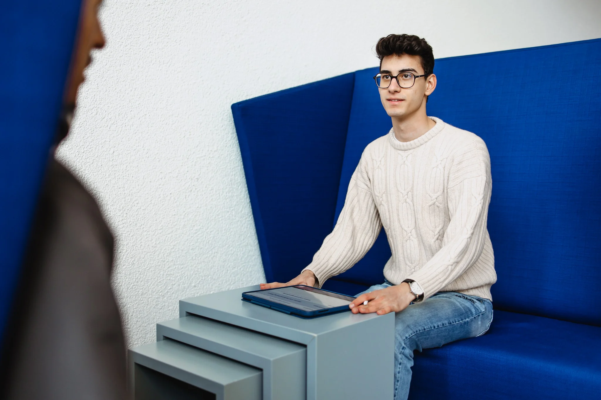 Junger Mensch im Gespräch