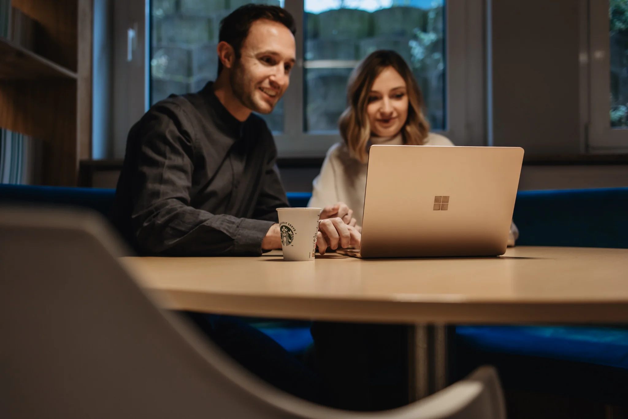 Menschen arbeiten gemeinsam am Laptop
