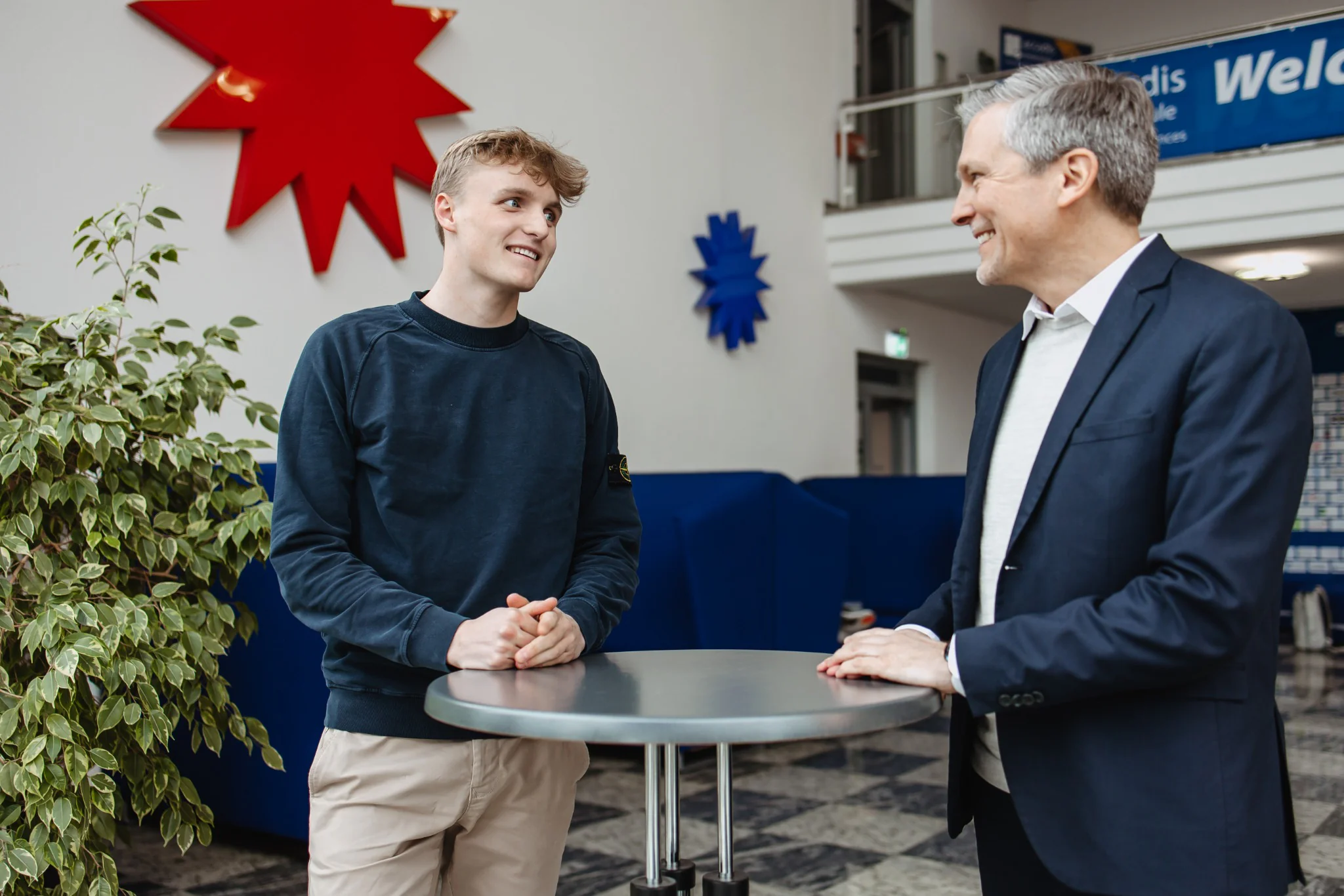 Junger Mensch im Austausch mit einem erfahrenen Ansprechpartner