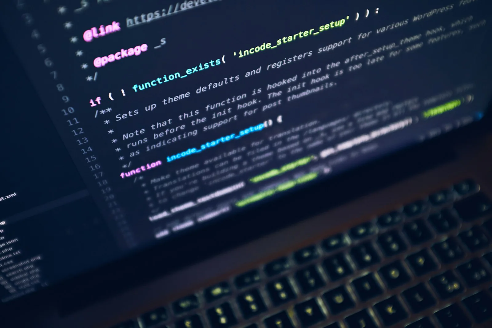 Ein Laptop mit geöffnetem Programmcode auf einem Schreibtisch.