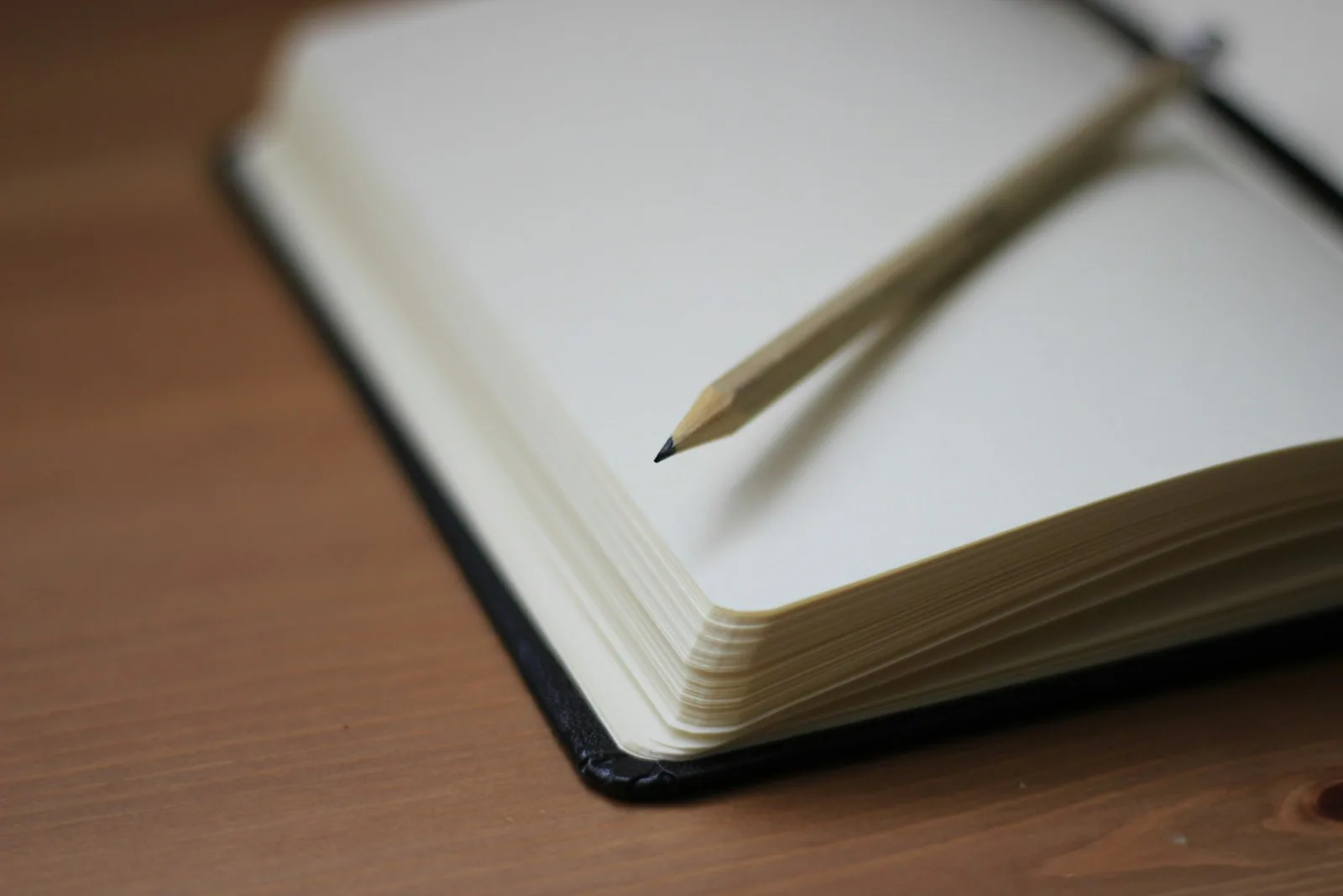 Notizbuch und Stift auf einem Schreibtisch.