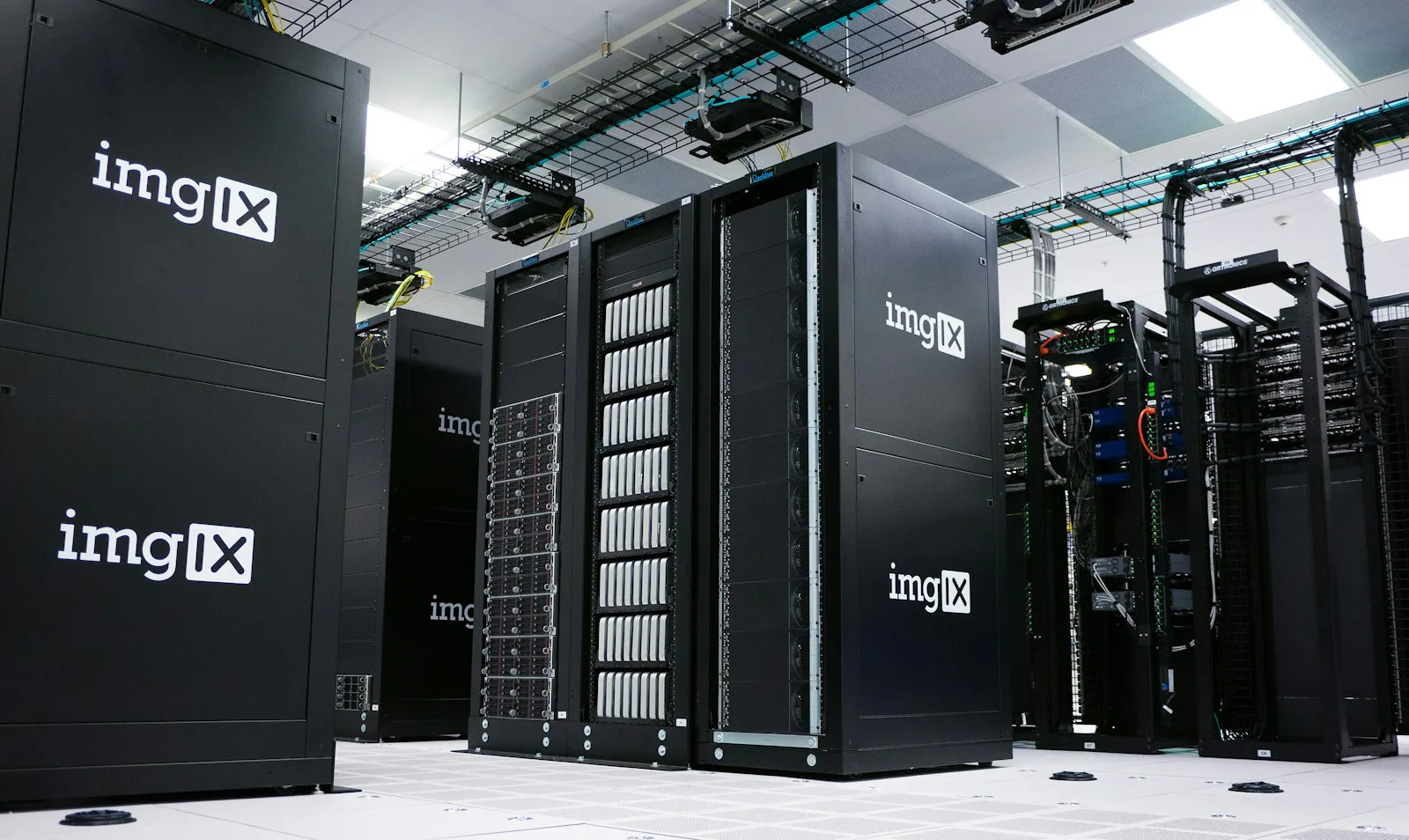Serverracks in einem hellen Rechenzentrum.