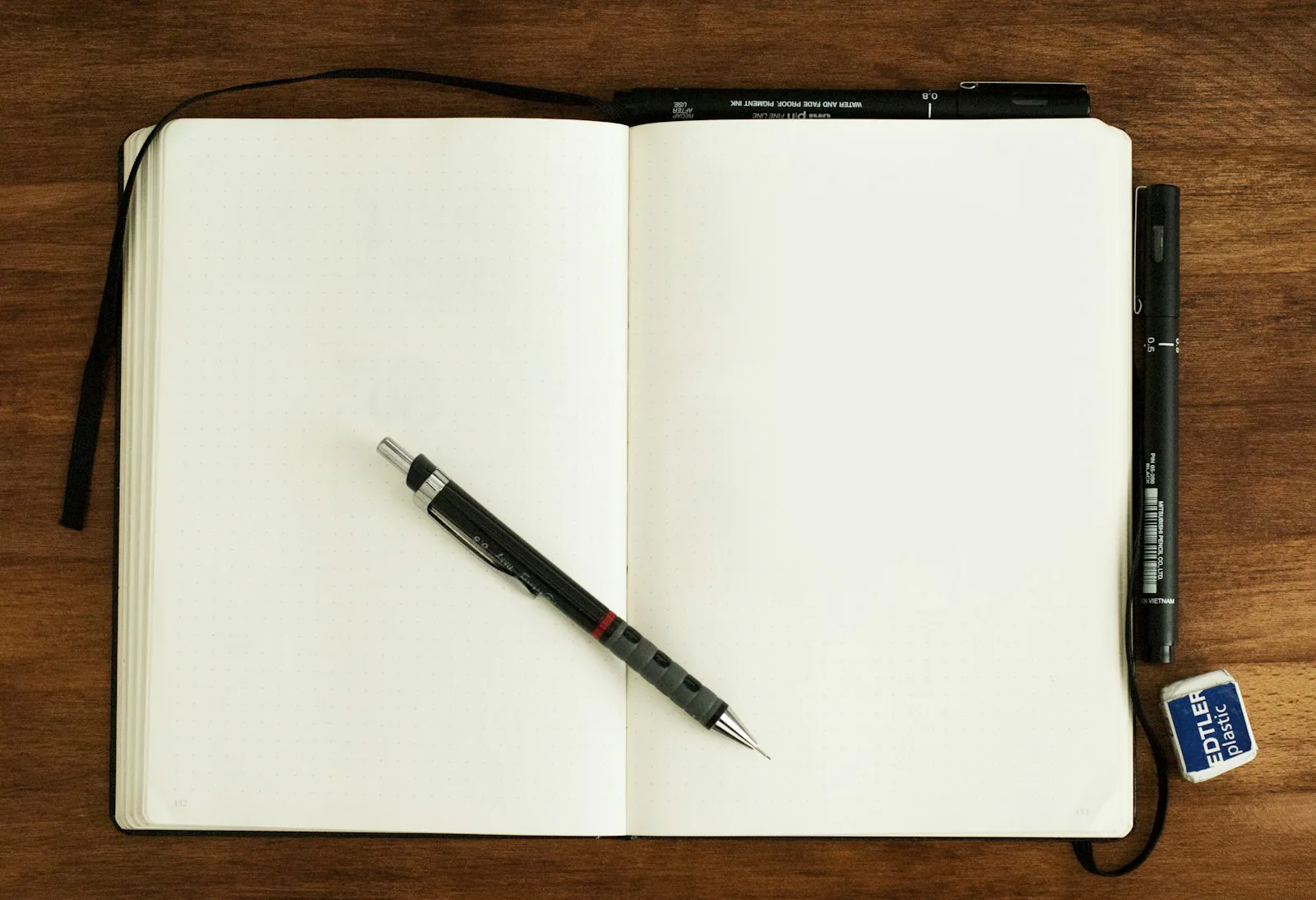Ein aufgeschlagenes Notizbuch.