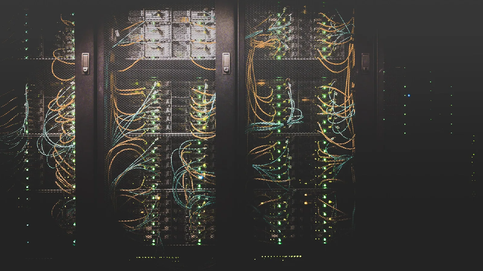 Servertechnik mit Netzwerkanschlüssen und Kabeln.