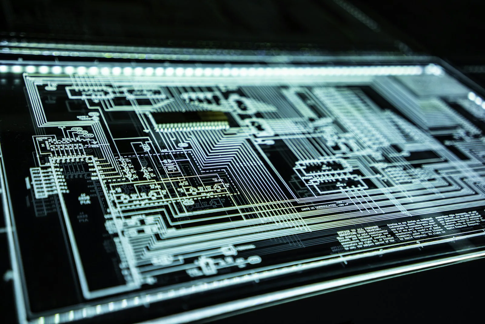 Leiterbahnen und elektronische Bauteile auf einer Platine.