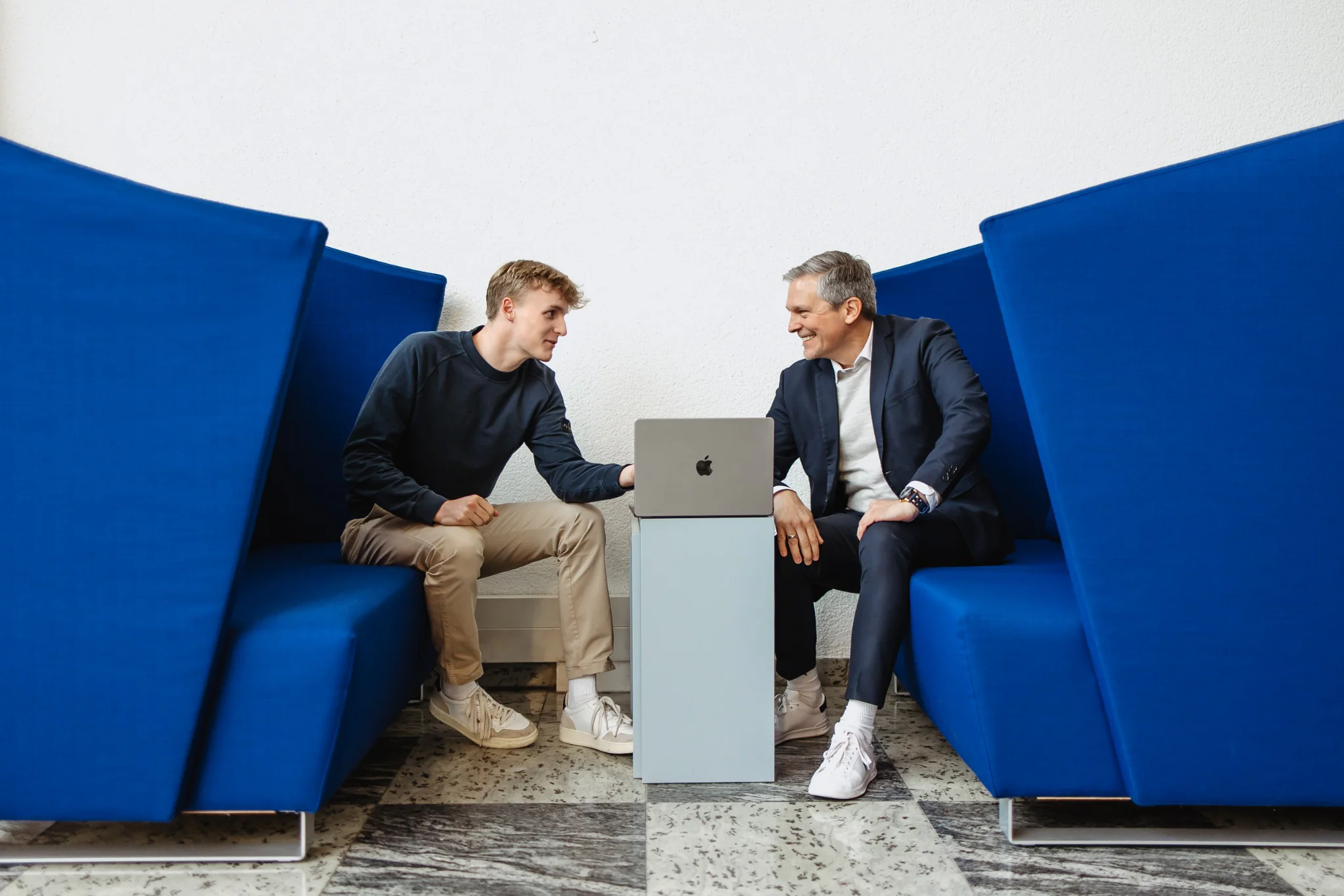 Student im persönlichen Gespräch auf dem Campus