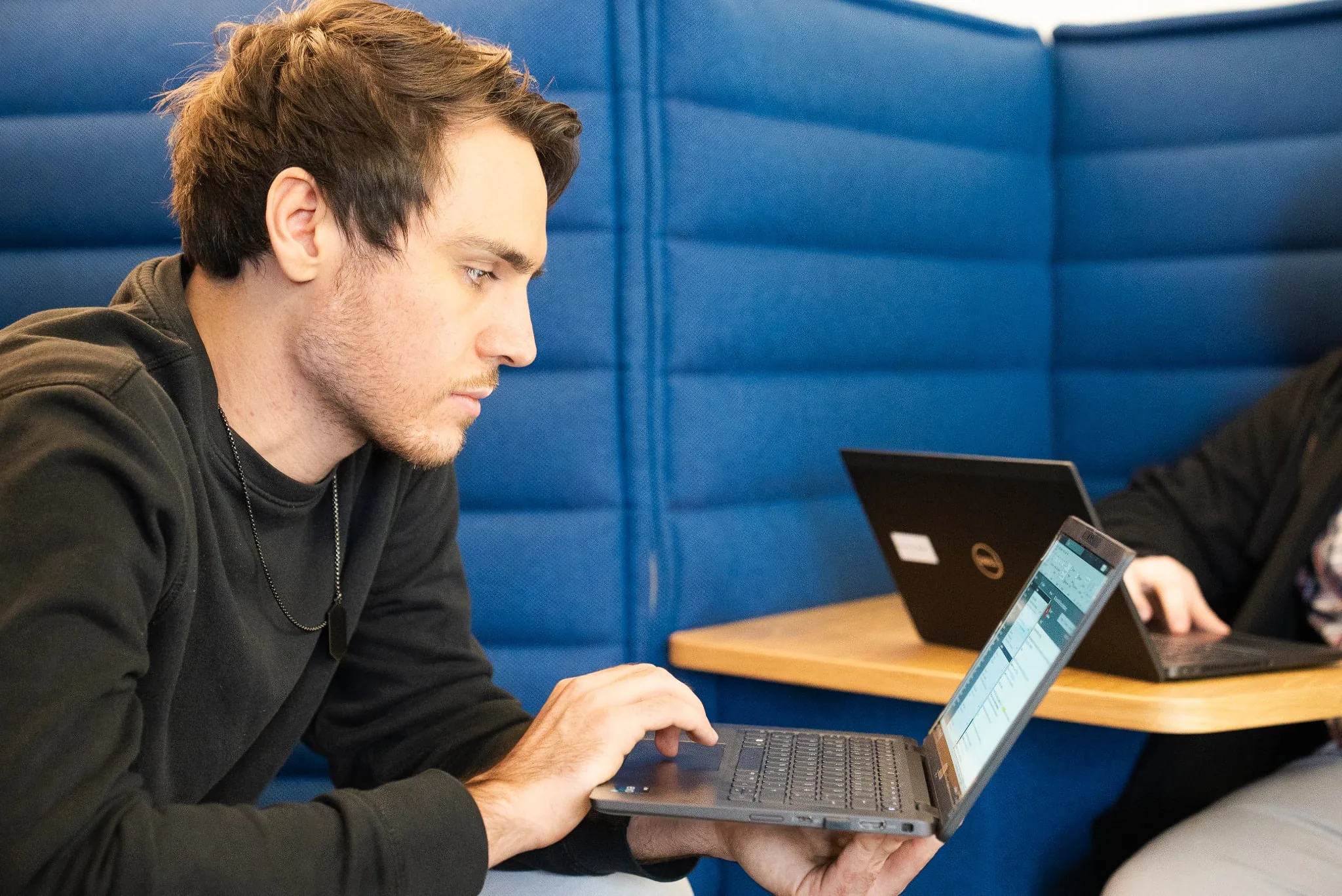 Student arbeitet konzentriert an einem realen Technologieprojekt