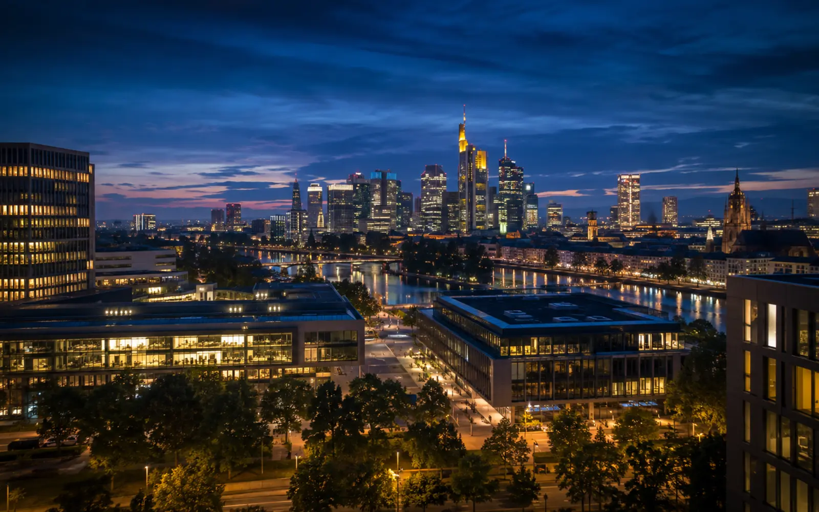 Skyline der Rhein-Main-Region am Abend