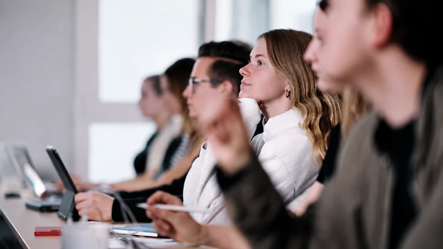 Studierende hören im Seminar aufmerksam zu