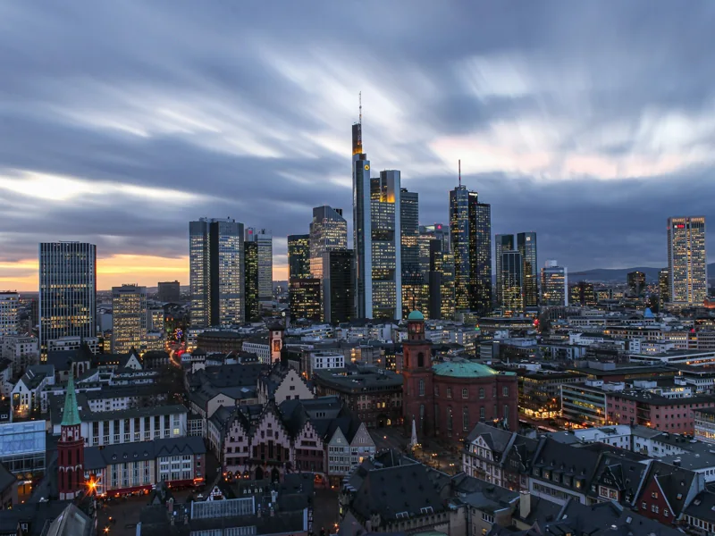 Die Frankfurter Skyline im Abendlicht.