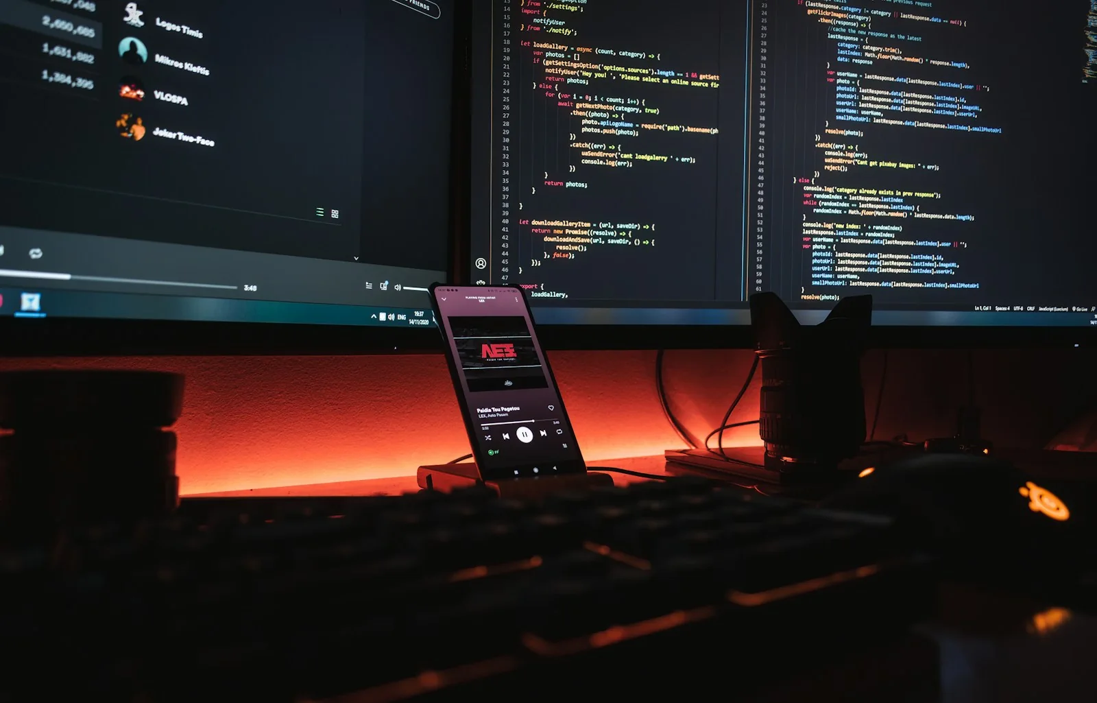 Ein Arbeitsplatz mit mehreren Bildschirmen, auf denen Programmcode zu sehen ist.