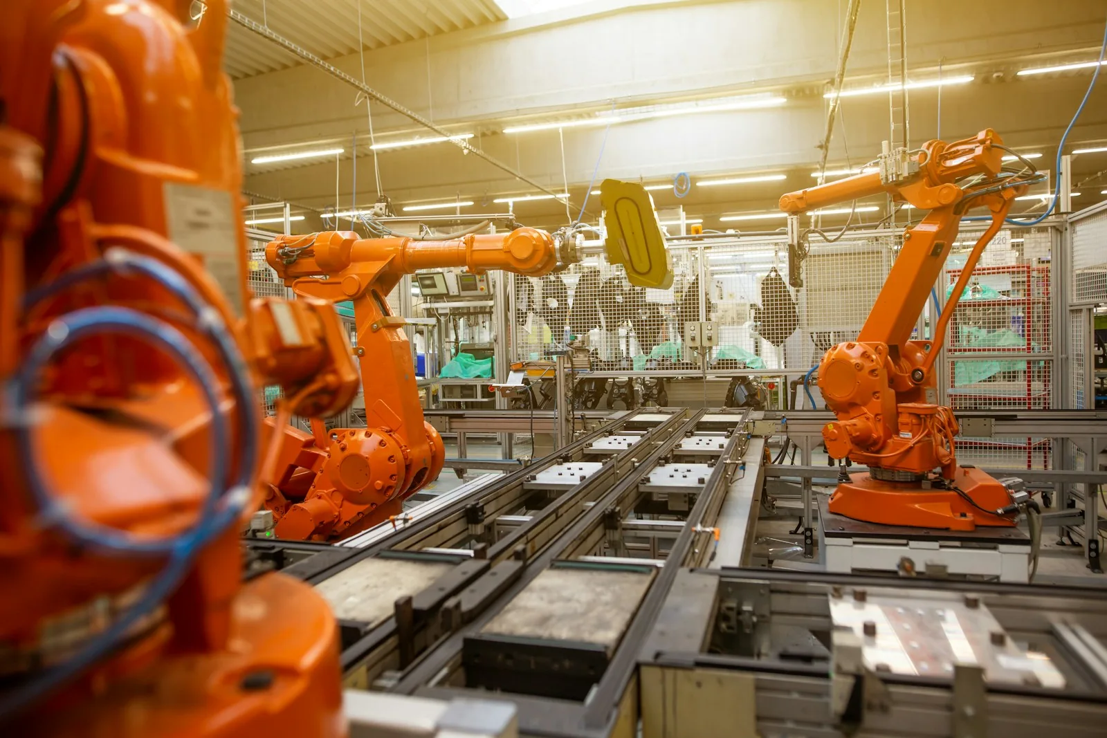 Orange Industrieroboter an einer automatisierten Fertigungslinie.