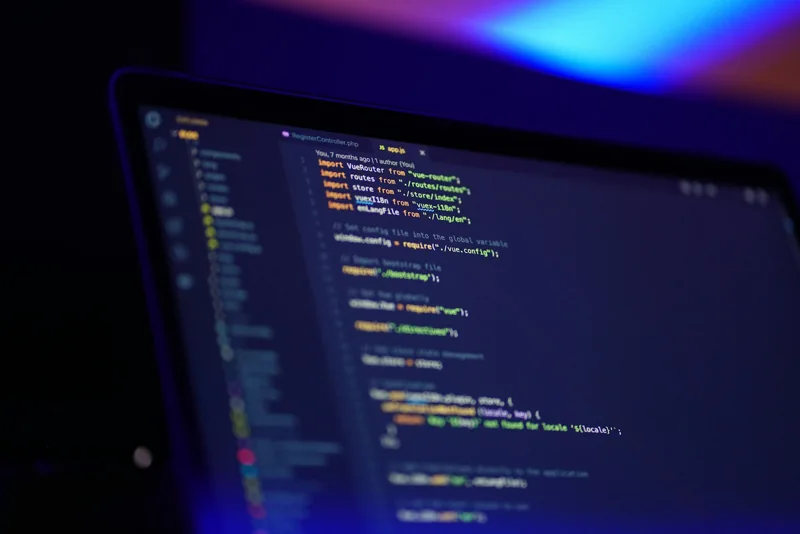 Ein Bildschirm zeigt farbig hervorgehobenen Programmcode.